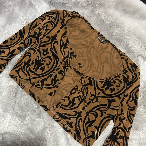 Front Tie Scroll Print Crop Top - Picture 3 of 5